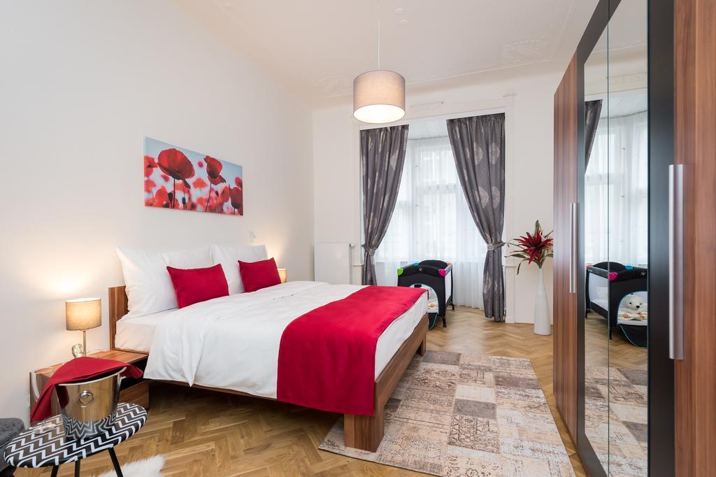 Love To Live Apartments Prag Exterior foto