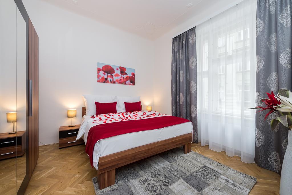 Love To Live Apartments Prag Exterior foto
