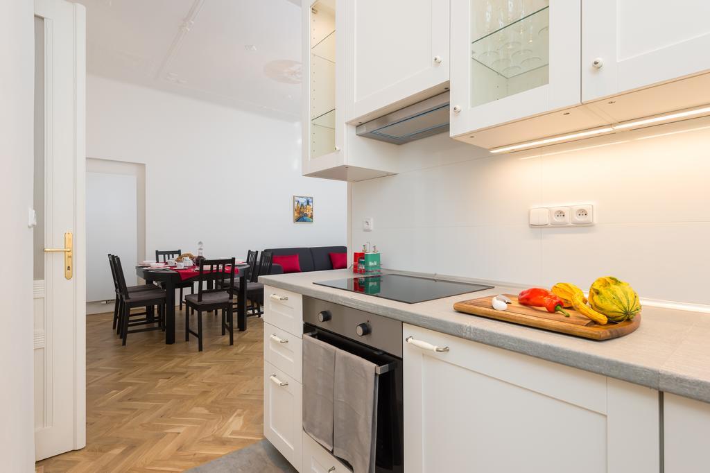 Love To Live Apartments Prag Exterior foto