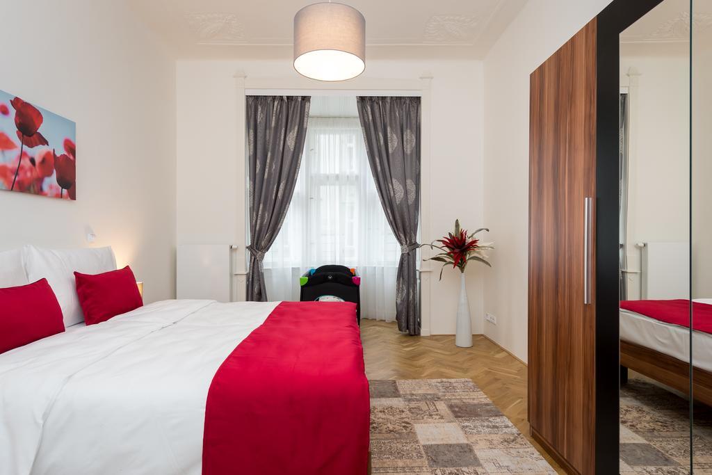 Love To Live Apartments Prag Exterior foto