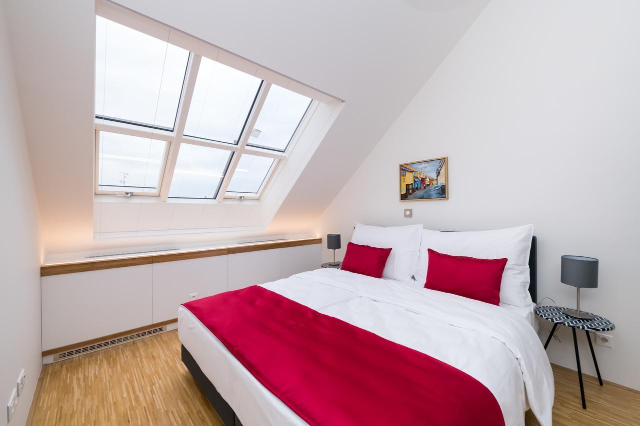 Love To Live Apartments Prag Exterior foto